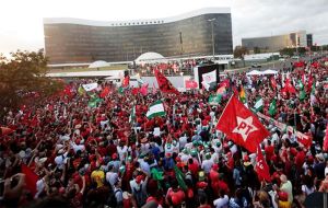 Unos diez mil manifestantes de organizaciones de izquierda convocadas a las marchas “Lula libre” llegaron a Brasilia para reclamar la libertad del líder 