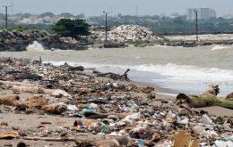 El video resulta impactante, ya que muestra cómo las olas mecen toneladas de desechos plásticos de todo tipo y cómo estos quedan varados en la arena 