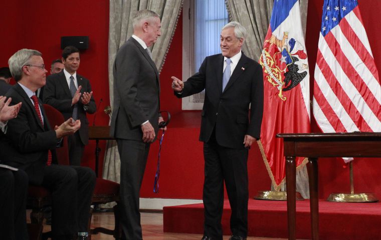 El presidente Sebastián Piñera se entrevistó con el Secretario de Defensa James Mattis en el Palacio de La Moneda