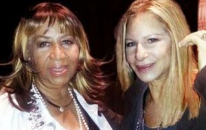 Barbra Streisand compartió una imagen de 2012 en la que aparece junto a la fallecida intérprete. “Es difícil concebir un mundo sin ella”