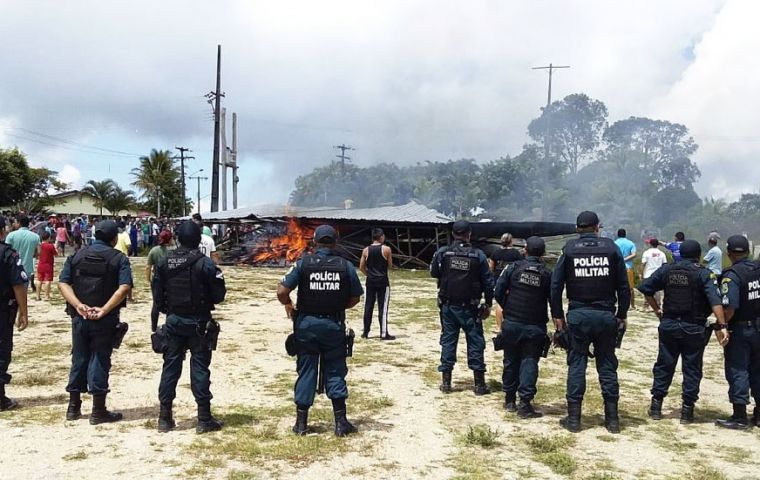 Vecinos de Pacaraima, 12.000 habitantes, expulsaron a venezolanos de las tiendas de campaña donde sobreviven y les prendieron fuego a las viviendas temporales