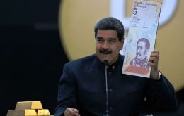 La puesta en marcha del llamado 'Bolívar soberano' está al 100%, celebró Maduro en Facebook Live. “¡El sistema bancario se comportó como un campeón!” 