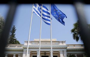 Empero la deuda griega, que ronda el 180% de su PIB, “es una deuda insostenible si no hay esfuerzos para reducirla”