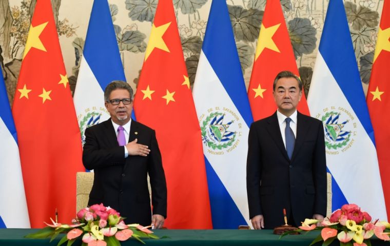 En Beijing, los cancilleres salvadoreño y chino firmaron el documento que establece las relaciones diplomáticas entre sus países