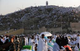 Los fieles, 2.368.873 según las últimas cifras publicadas por la autoridad saudí para las Estadísticas, comenzaron a reunirse desde el amanecer junto al monte Arafat