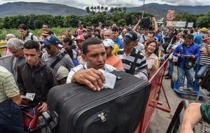 Miles de venezolanos han abarrotado las fronteras de varios países buscando huir de Venezuela en medio de hiperinflación y escasez de alimentos y medicinas