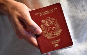 Ecuador comenzó a exigir el pasaporte para que los ciudadanos venezolanos puedan entrar a su territorio, un documento muy difícil de obtener en Venezuela