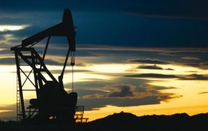Los precios del petróleo aumentaron fuertemente los miércoles ayudados por la reducción de stocks de crudo y de productos refinados en Estados Unidos