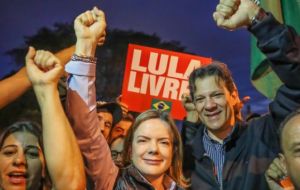 “¡El PT jamás abandonará a Lula! Defendemos su derecho a ser candidato hasta las últimas consecuencias”, desafió la presidenta del PT Gleisi Hoffman