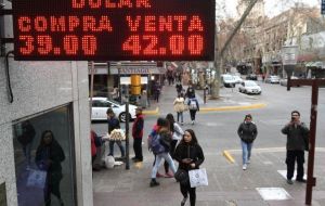 Una vista común en el centro de Buenos Aires: paneles con cotizaciones de divisas