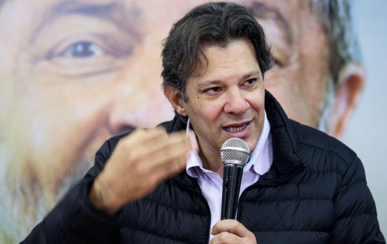 La estrategia de Lula fue anunciada por su candidato a vicepresidente, Fernando Haddad, tras la visita al ex presidente en la celda donde cumple su condena