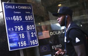 En Chile el dólar se acerca a los 700 Pesos tras seis sesiones consecutivas de aumentos  