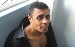 El agresor, identificado con el nombre de Adelio Bispo de Oliveira, de 40 años, “salió de su casa con un cuchillo de uso personal” para integrarse en la caminata