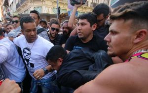 Grupo de seguidores de Bolsonaro intentan linchar a Bispo de Oliveira luego del ataque. Foto: EFE