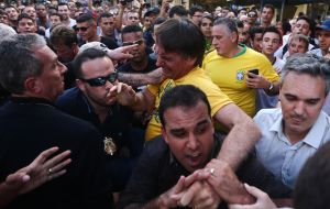Imágenes muestran cómo el agresor aprovechó el momento que Bolsonaro, llevado en andas por sus seguidores, pasaba a su lado y le asestó la puñalada en el abdomen