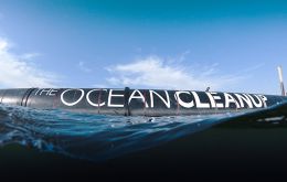 El “System 001” es un flotador de 600 metros de longitud que buscará limpiar el océano Pacífico durante los próximos meses 