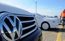 El tribunal regional debe determinar si VW habría debido informar antes a los mercados financieros del engaño para evitar duras pérdidas a sus accionistas