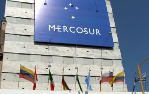 Mercosur debe cumplir con los acuerdos sobre autos y sus componentes, transporte marítimo, lácteos e indicaciones geográficas, señaló Hogan en una declaración.
