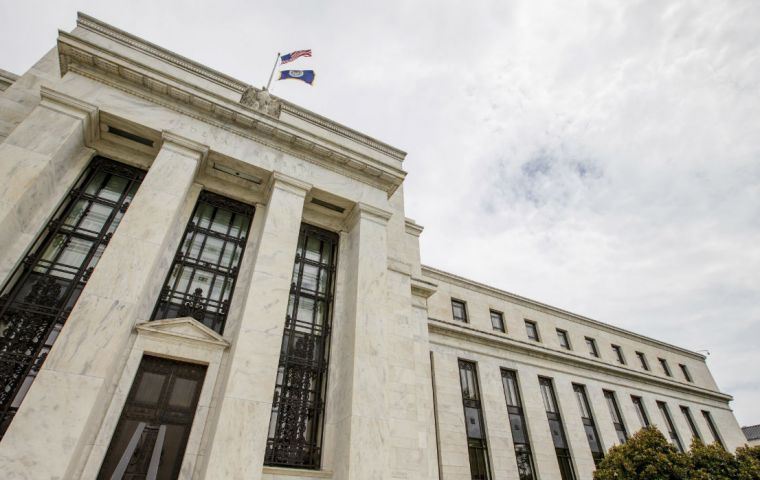 Se considera que la principal razón de la inquietud en los mercados emergentes es la decisión de la Reserva Federal de subir de a poco las tasas de interés