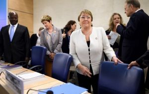 La Alta Comisionada Bachelet indicó que continuó “recibiendo información sobre violaciones de los derechos económicos y sociales, como los casos de muertes relacionadas con la malnutrición”