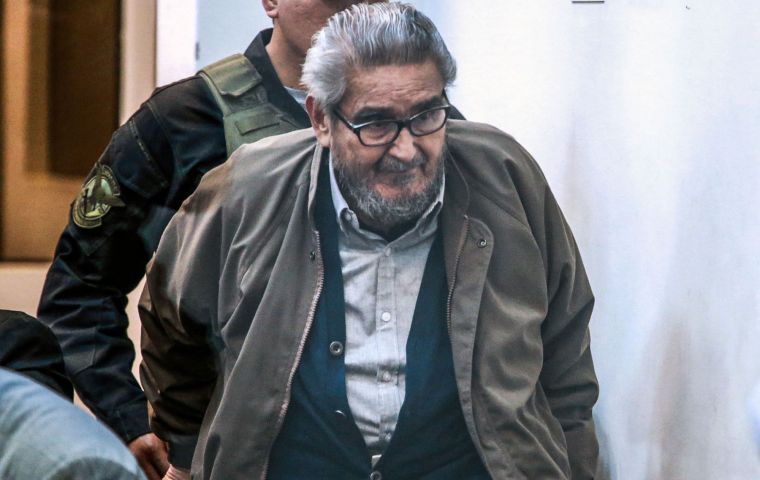 Las labores de inteligencia lograron la captura de Guzmán dos meses después, el 12 de septiembre de 1992, junto a su cúpula en una discreta casa de Lima