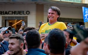 La primera encuesta realizada tras el ataque que sufrió Bolsonaro la semana pasada, mostró un alza para el ex militar de apenas 2 puntos porcentuales a 24%