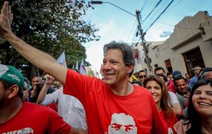Las encuestas han demostrado que cerca de la mitad de la legión de seguidores de Lula probablemente votará por quien él nombre como su sucesor en la lista del PT. 