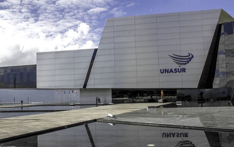 La sede se encuentra en la localidad de San Benito y cuenta con un edificio para sesiones plenarias y un centro de convenciones, entre otras instalaciones