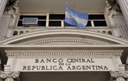 La evolución de discusiones entre Argentina y el FMI tiene en vilo a los mercados argentinos donde el Banco Central tuvo que nuevamente salir a vender dólares el viernes