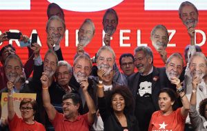 Bolsonaro también se dirigió a sus “amigos de las Fuerzas Armadas” para pedirles piensen en “quién sería el ministro de Defensa de ustedes” en caso que PT ganara