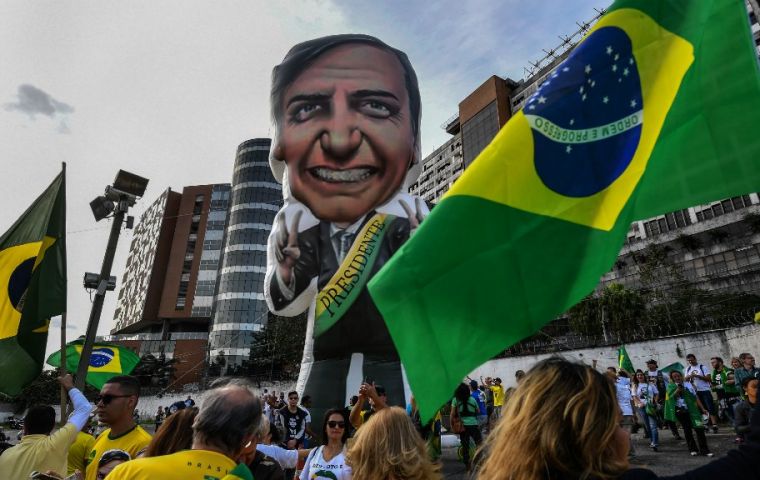 Bolsonaro, quien aún está hospitalizado, cuenta con un respaldo de 28,2% para la primera ronda de las elecciones presidenciales del 7 de octubre. 
