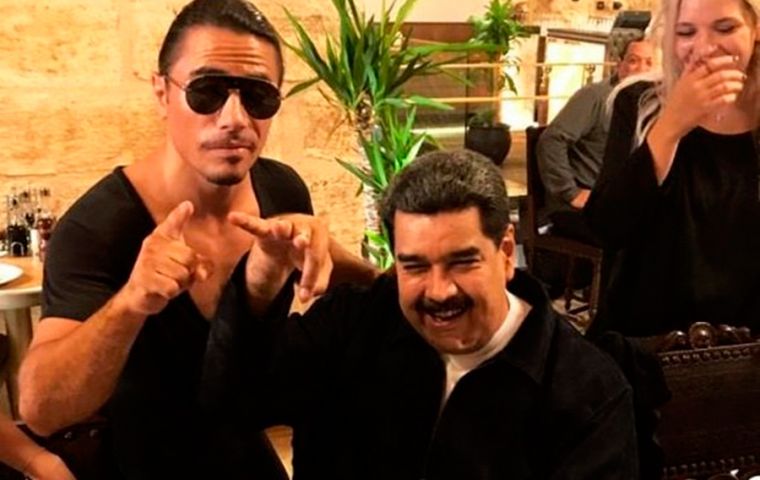 “Esto es una sola vez en la vida, ¿verdad?”, dice Maduro en uno de los videos, que posteriormente fue eliminado por el chef debido a las fuertes críticas recibidas