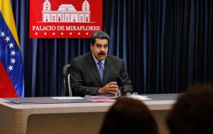 “Uno agarra un conjunto de canales internacionales ...todos van a decir lo mismo: Maduro fue a China y no encontró nada, lo maltrataron”, se quejó Maduro