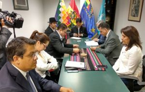 De hecho, Morales ya se encuentra en Nueva York donde tiene previsto reunirse con su equipo jurídico antes de la sentencia de la Corte Internacional. 