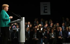 La canciller Angela Merkel, reconoció los “enormes retos” que afronta el sistema de comercio y reiteró su apuesta por el multilateralismo y por los mercados abiertos