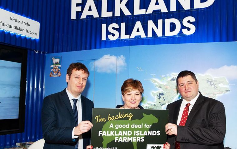 La ex ministra sombra de Defensa, Thornberry MP, despliega su respaldo a un Brexit justo y equitativo para la agricultura de las Islas, junto a los legisladores de las Islas, MLA Bragger y  Pollard
