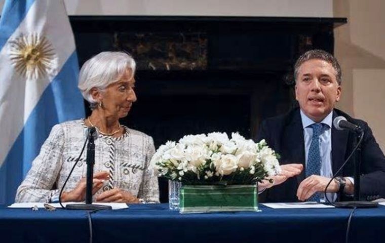La Directora Gerente del FMI Christine Lagarde y el ministro argentino Nicolás Dujovne durante el anuncio del acuerdo a nivel técnico (Foto AP)