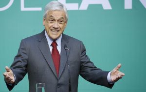 “Los votantes eligieron a Piñera, un empresario multimillonario, para alejar a Chile de esa trampa. Sus críticos dicen que ha tardado en agarrar el volante”