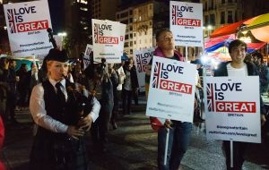 El embajador de Gran Bretaña, Ian Duddy, marchando acompañado por una gaita escocesa y bajo carteles que indicaban “Love is GREAT”. Foto: Sebastián Astorga