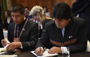 Evo Morales está en La Haya con una delegación de 30 personas para escuchar la sentencia en terreno