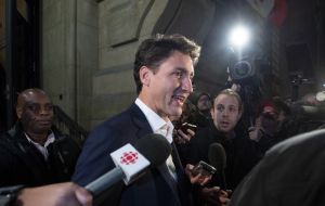 “Es un buen día para Canadá”, declaró el primer ministro canadiense, Justin Trudeau, al salir de su oficina. Añadió que diría más el lunes