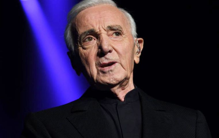 Aznavour trabajó con artistas como Pierre Roche, Mistinguette, Maurice Chevalier, Breton y Edith Piaf, los que le ayudaron a lanzar sus primeras canciones