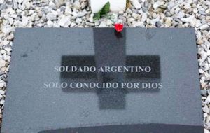 Este martes la Secretaría de Derechos Humanos dará a conocer la identidad del combatiente número 100 cuyos restos yacen en el cementerio argentino de Darwin 