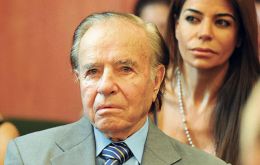 El ex presidente y actual senador Carlos Menem tiene inmunidad parlamentaria de arresto (fueros).i
