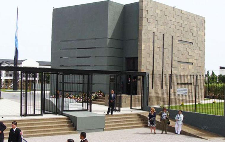 ¿El Mausoleo de Néstor Kirchner es un escondite para el dinero de la corrupción de la familia?