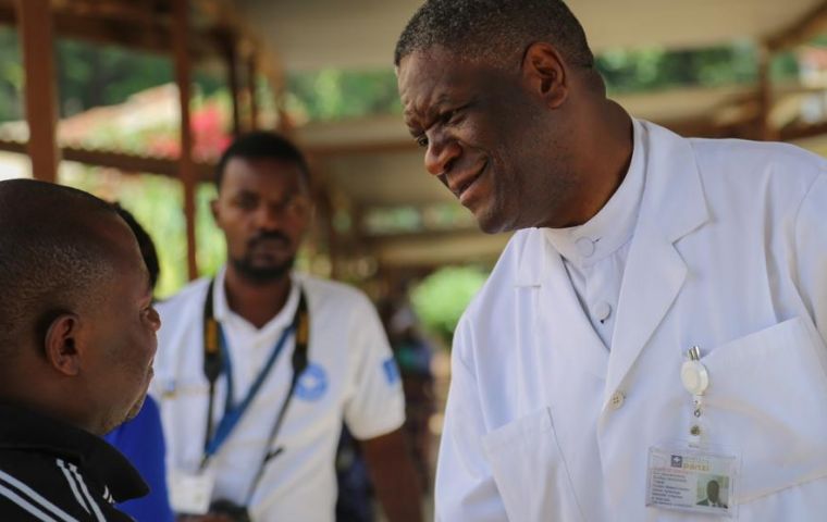 Mukwege dirige el Hospital Panzi en Bukavu, al este del Congo. Abierta en 1999, la clínica atiende a miles de mujeres cada año, víctimas de la violencia sexual 
