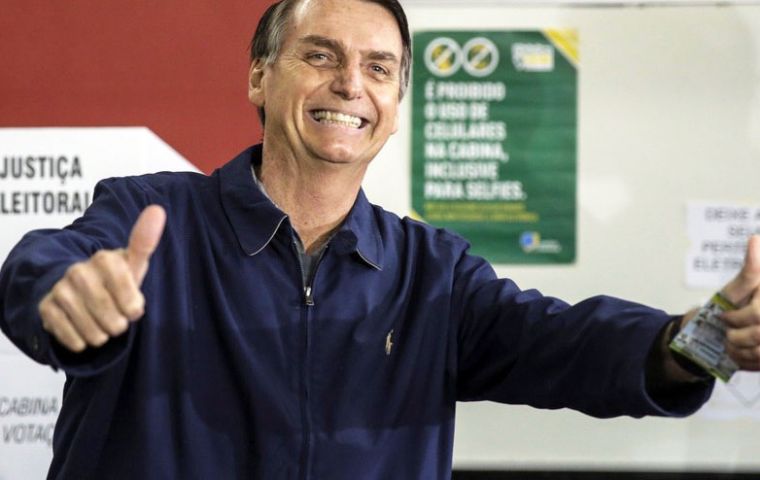 Jair Bolsonaro suma un 46,70% de los votos, según datos oficiales con un 95,57% de los sufragios escrutados lo cual confirma que disputará la segunda vuelta