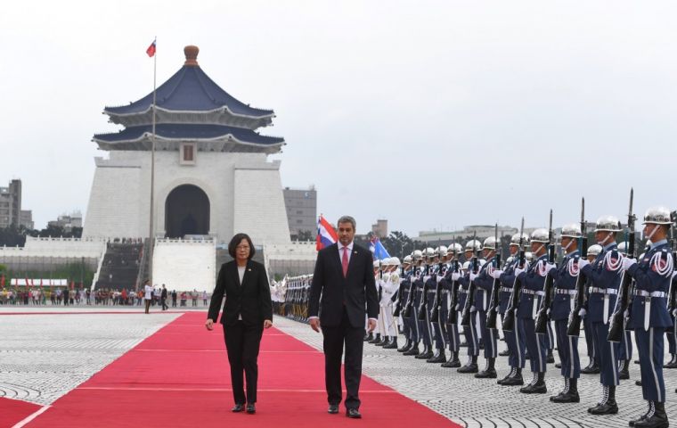 La visita de Benítez es de gran importancia para la isla, asediada cada vez más por China y en la difícil situación de depender cada vez más de EE.UU.