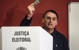 Partidarios de Bolsonaro le pidieron que moderara su mensaje para asegurar la victoria, pero el candidato dijo que se apegará al tono duro que ha empleado