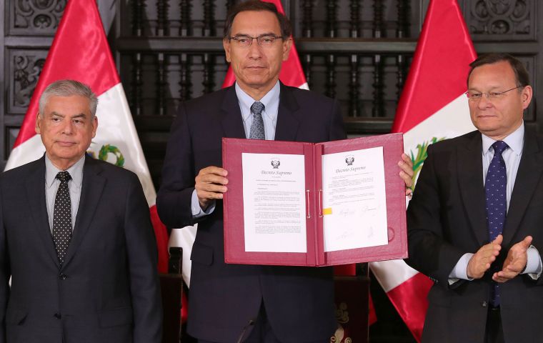 En el Palacio de Gobierno, Vizcarra firmó el decreto para una consulta popular el 9 diciembre. Pero se mostró contrario a la reinstalación de un Congreso bicameral